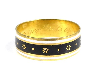 Lot 2528 - A 22ct gold Georgian mourning band ring with...