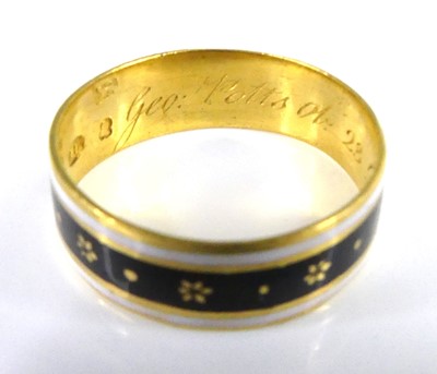 Lot 2528 - A 22ct gold Georgian mourning band ring with...