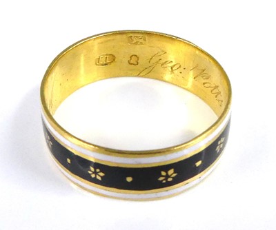 Lot 2528 - A 22ct gold Georgian mourning band ring with...