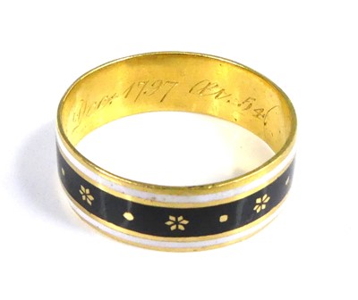 Lot 2528 - A 22ct gold Georgian mourning band ring with...