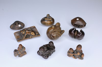 Lot A collection of Japanese wood netsuke, 18th to...