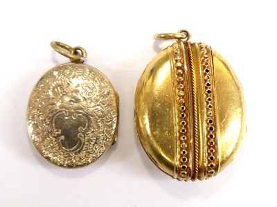 Lot 2551 - A yellow metal oval picture locket, having...