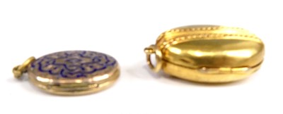 Lot 2551 - A yellow metal oval picture locket, having...