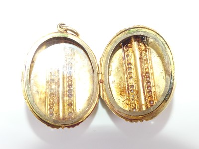 Lot 2551 - A yellow metal oval picture locket, having...