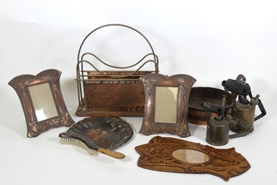 Lot 49 - A collection of metal ware to include a pair...