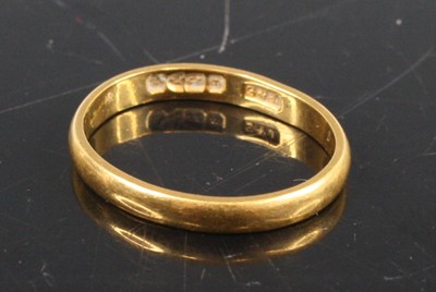 Lot 352 - A vintage 22ct gold wedding band, sponsor T&S...