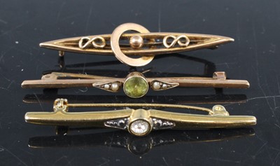 Lot 374 - A 9ct gold peridot and seed pearl set bar...