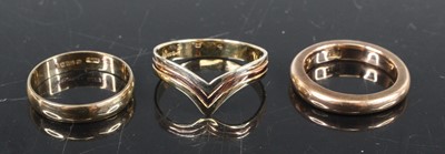 Lot 359 - A modern 9ct three-coloured gold wishbone ring,...