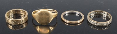 Lot 366 - A gent's 9ct gold signet ring, size V,...