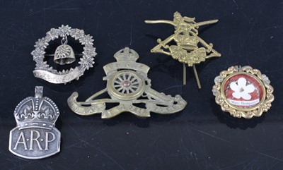 Lot 401 - Assorted army cap badges to include ARP...