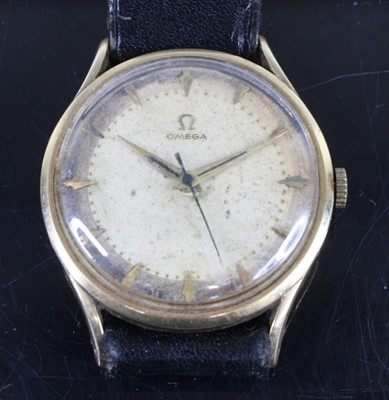 Lot 404 - A gent's Omega 14ct gold cased manual wind...