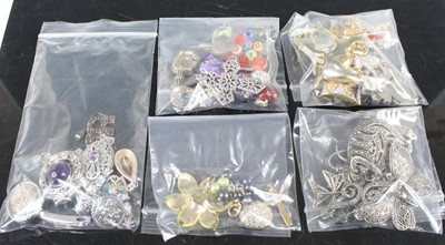 Lot 409 - Assorted modern costume jewellery to include...