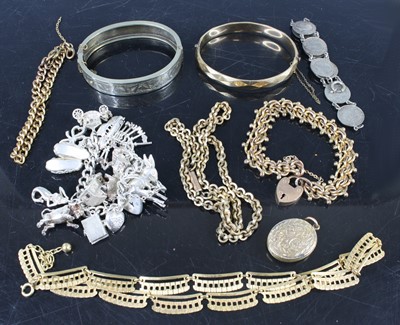 Lot 411 - Costume jewellery to include gold plated hinge...