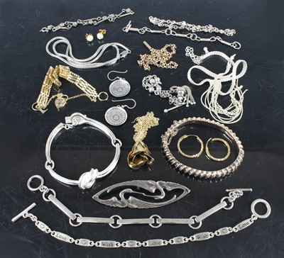 Lot 414 - Assorted costume jewellery to include gilt...