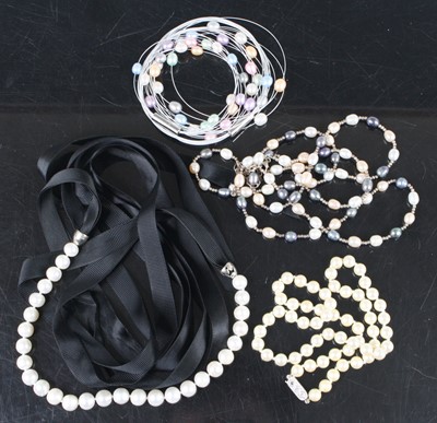 Lot 416 - Modern costume jewellery to include freshwater...