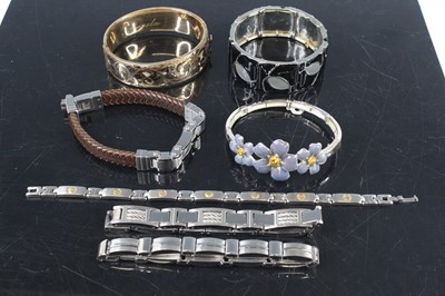 Lot 421 - Assorted costume jewellery to include rolled...