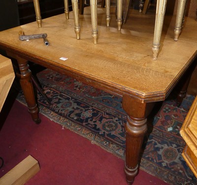 Lot 1335 - An Edwardian oak extending dining table,...