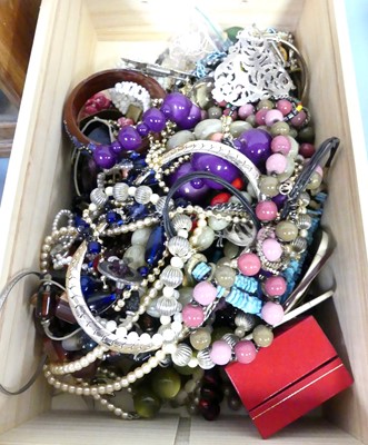 Lot 313 - A box of assorted costume jewellery to include...