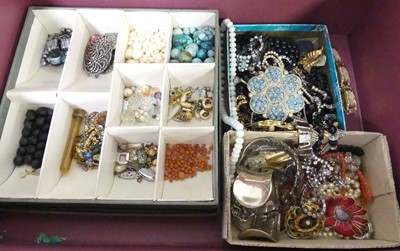 Lot 319 - A box of assorted costume jewellery, loose...