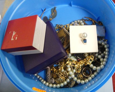 Lot 423 - A small box of assorted costume jewellery to...