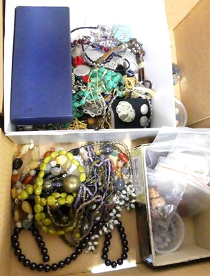 Lot 425 - Assorted beaded hardstone necklaces, loose...