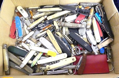 Lot 432 - A collection of assorted pocket knives to...