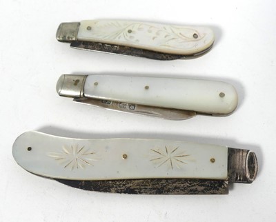 Lot 284 - A Victorian fruit knife, having a silver blade...