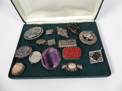 Lot 300 - A collection of brooches, to include a Chinese...