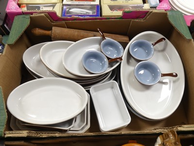 Lot 542 - One box of various kitchen ware to include...