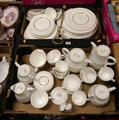 Lot 555 - A collection of Wedgwood Insignia tea & dinner...