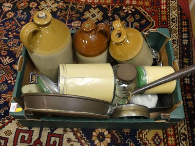 Lot 561 - A collection of various kitchen ware to...