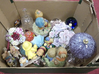 Lot 564 - A collection of various resin ornaments to...