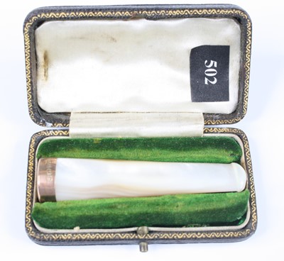 Lot 37 - An Edwardian mother-of-pearl cheroot holder,...