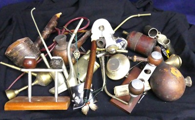 Lot 83 - A box of various pipes to include Chinese...