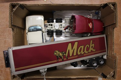 Lot 1546 - A Franklin Mint loose diecast group to include...