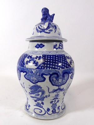 Lot 128 - A Chinese export blue & white ginger jar and...