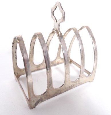 Lot 369 - A George V silver four-division toast rack, of...