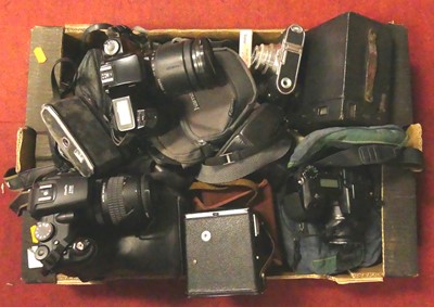 Lot 714 - A collection of camera equipment to include a...