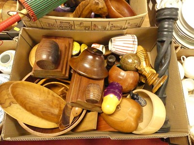 Lot 661 - A collection of modern treen items