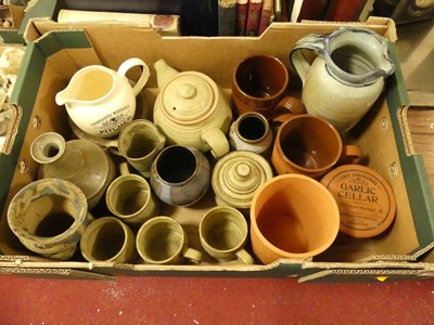 Lot 600 - A box of studio pottery to include Henry...