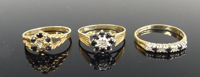 Lot 424 - A modern 9ct gold sapphire and diamond point...