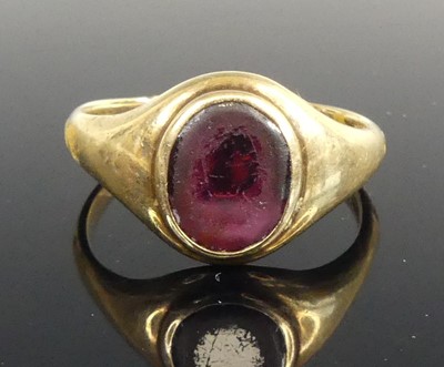 Lot 428 - A gent's 9ct gold and garnet set signet ring,...