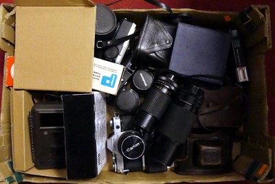 Lot 643 - A box of camera equipment, to include a Canon...