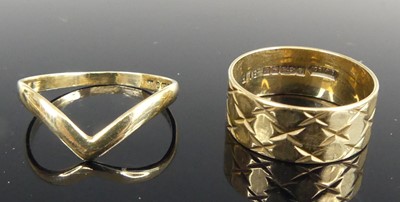 Lot 436 - A 9ct gold wedding band, with carved...