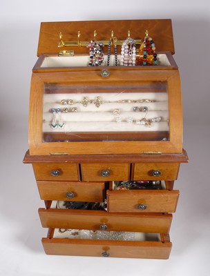 Lot 500 - A collection of jewellery to include two pairs...