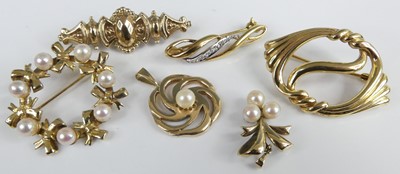 Lot 452 - A collection of modern 9ct gold brooches and...