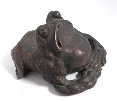 Lot 522 - A filled bronze model of a toad, length 9cm (a/f)