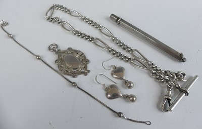 Lot 474 - Assorted silverwares, to include a curblink...