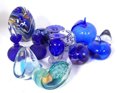 Lot 580 - A collection of ceramics and glass ware to...