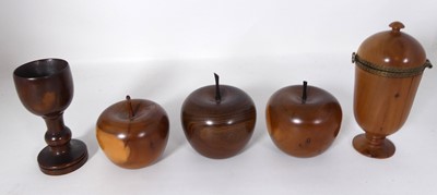 Lot 593 - A collection of treen to include carved wooden...